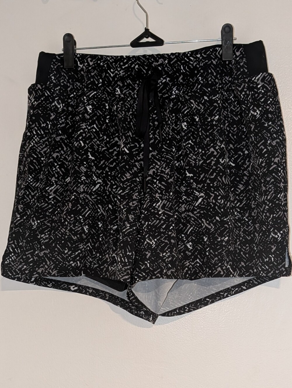 NWOT Lane Bryant LIVI Active Lined Moisture Wicking Shorts, size 14/16